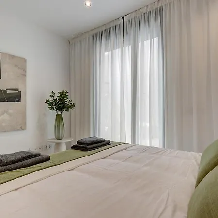 Ground Floor, Sea View At Hills! Appartement *